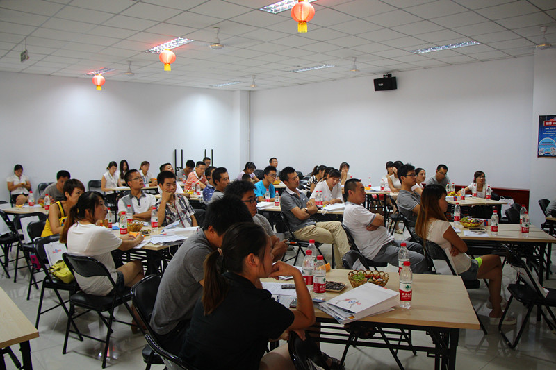 新鄉網站客服部“客服服務咨詢日——全網營銷”會議報道