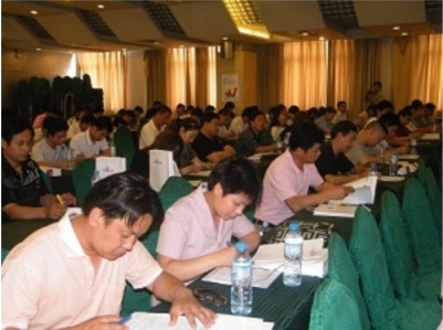 20090619172233客戶認真聆聽,并用筆記載著這精彩的內容 2