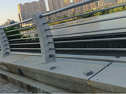 管鋼強(qiáng)不銹鋼管助力海邊護(hù)欄建設(shè)：品質(zhì)與耐用性的完美呈現(xiàn)